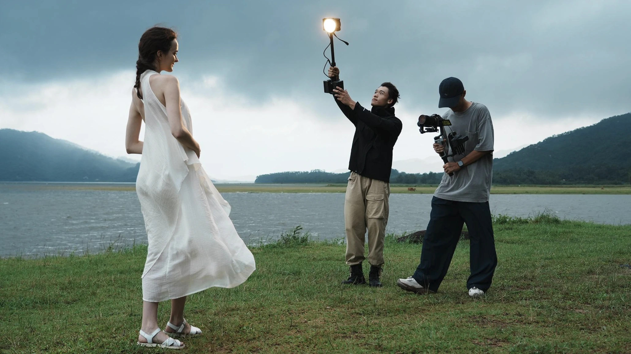 ไฟ ZHIYUN MOLUS X200 - lectronic Back-Pressure Cooling System