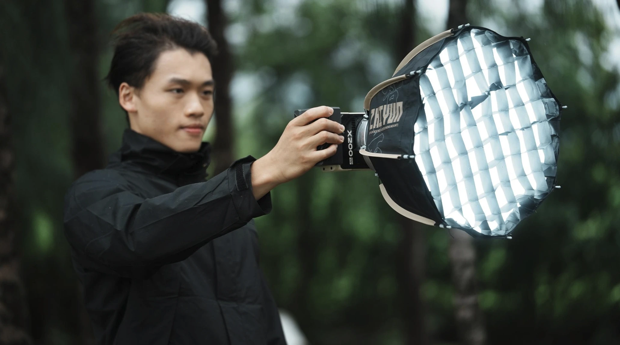 ไฟ ZHIYUN MOLUS X200 - หนักเพียง 830 กรัม