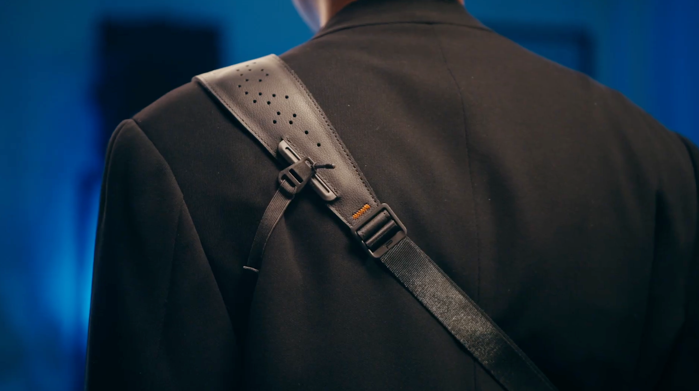 PGYTech Pro & Master Strap มือที่สามที่ช่างภาพต้องมี 6 PGYTech Pro Strap - สะพายข้าง หรือ สะพายไหล่